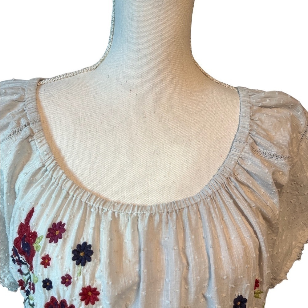 SUNDANCE SOFT GRAY PULLOVER TOP WITH PRETTY EMBROIDERY SHORT SLEEVES SIZE LARGE - Picture 4 of 12